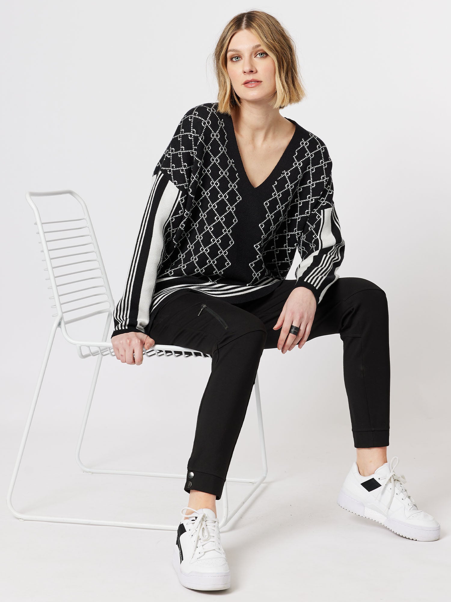 Monogram V neck Knit Top - Black