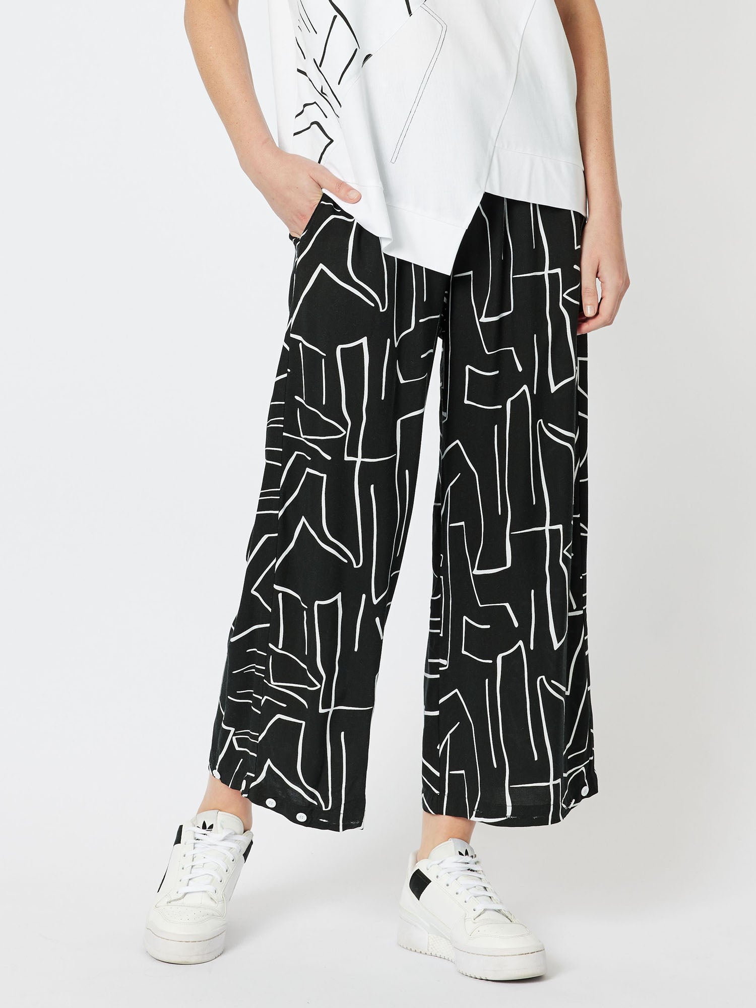 Empire Print Wide Leg Convertible 7/8 Pant - Black