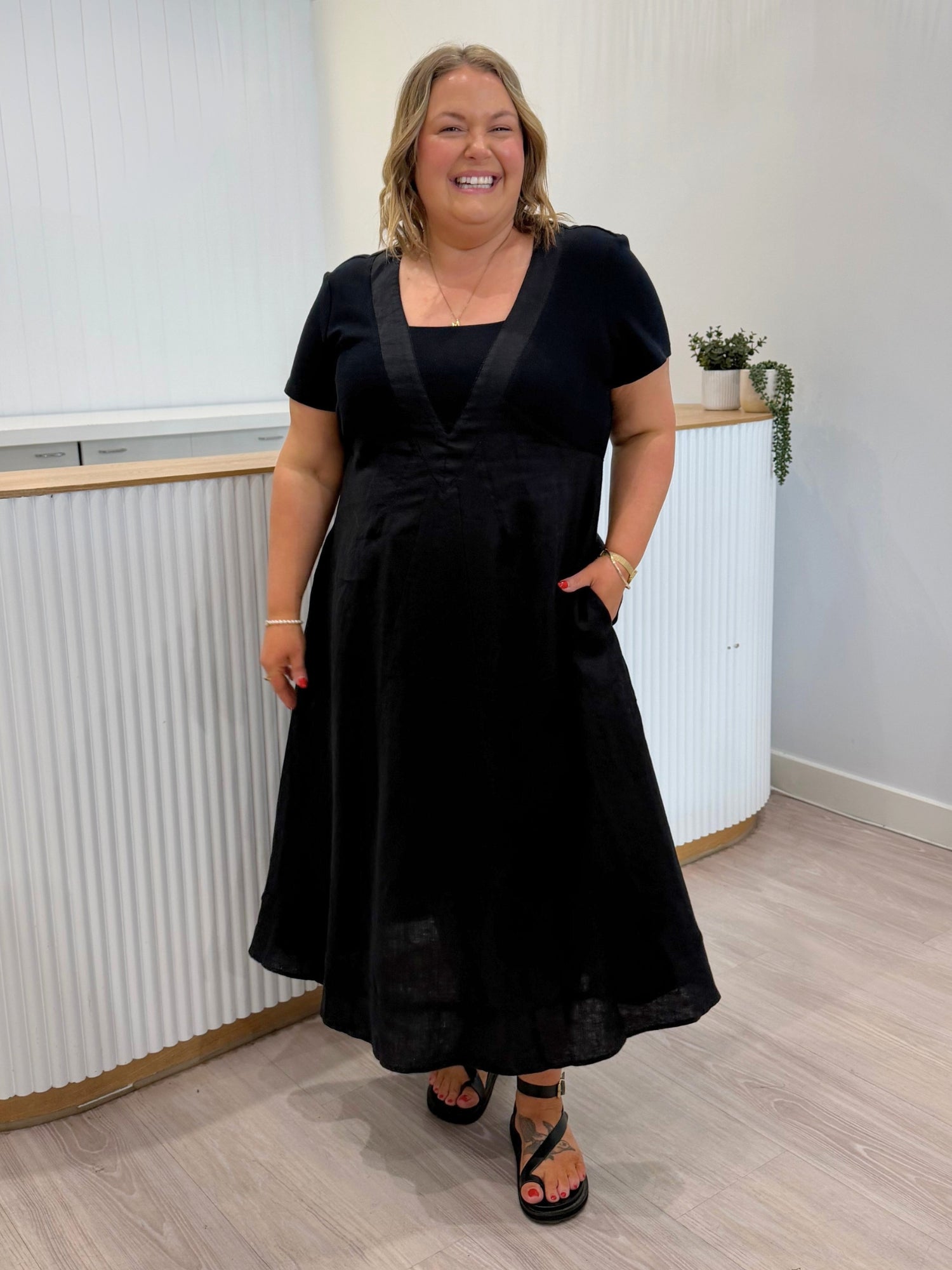 Le Marais Linen Midi Dress - Black